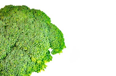 Beyaz arkaplanda yeşil brokoli izole edildi