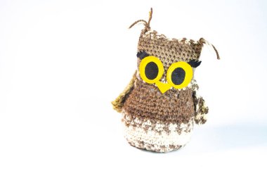 beyaz bir arka plan olarak el yapımı oyuncak baykuş