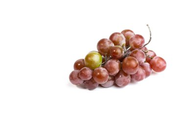 beyaz bir arka plan üzerinde mor üzüm