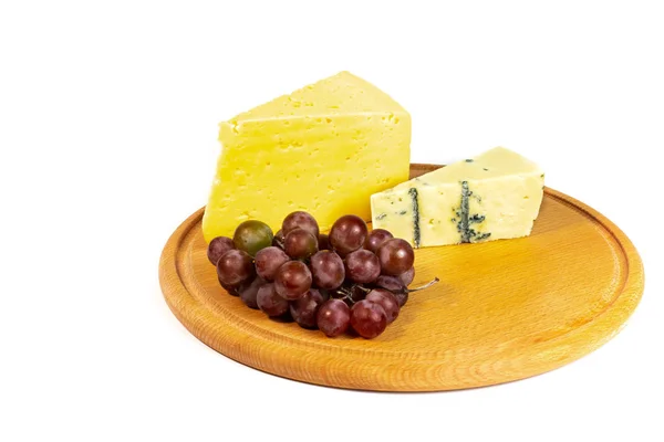 Trozos Delicioso Queso Uvas Rojas Tablero Madera — Foto de Stock