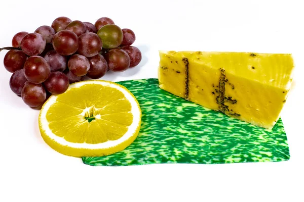 Кусочек Вкусного Сыра Ломтик Лимона Красный Виноград — стоковое фото