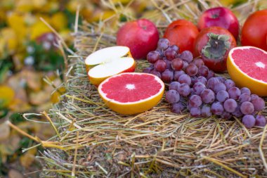 Samanlık üzerinde lezzetli taze meyve görünümü kapatın