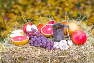 Lezzetli olgunlaşmış meyve ve çay samanlık üzerinde yakın görünümü