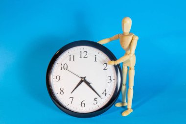 Mavi arka plan üzerinde saatli ahşap Vitrin mankeni