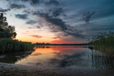 güzel yaz sahne günbatımı sırasında Nehri ile 