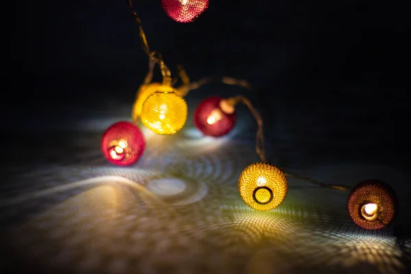 Bunte Weihnachtsbeleuchtung Auf Dunklem Hintergrund — Stockfoto