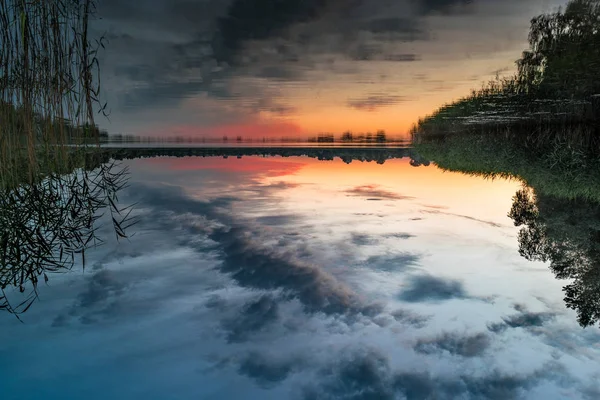 Красиві Літні Пейзажі Річкою Під Час Заходу Сонця — стокове фото