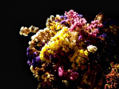parlak siyah bir zemin üzerine sonbahar çiçekler Buket