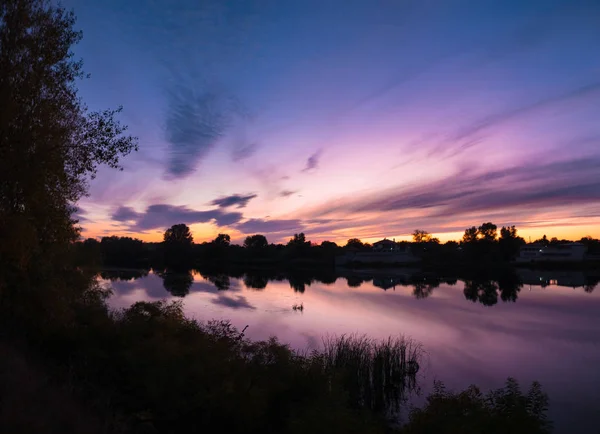 美丽的晚风景与河 — 图库照片