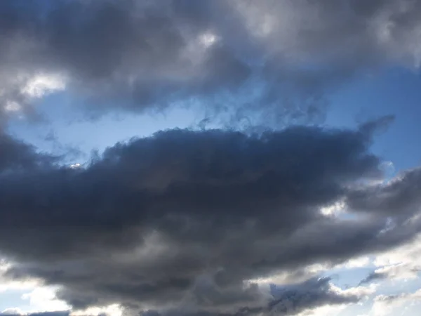 青空と嵐の前に — ストック写真