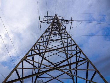 enerji hatları, elektrik telleri metal yapılar