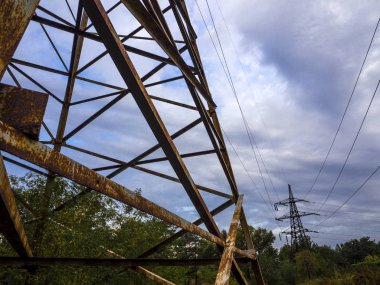 enerji hatları, elektrik telleri metal yapılar