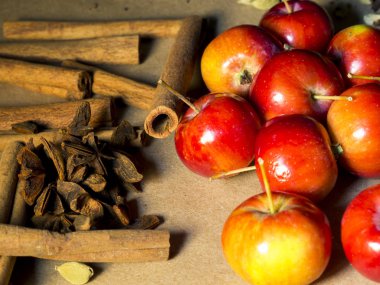 kırmızı sulu lezzetli elma tarçın ile