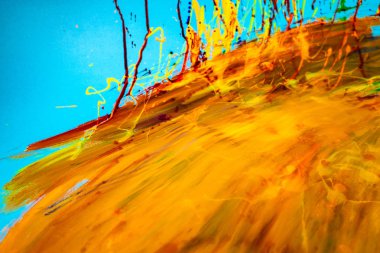 Renkli arka plan ile fırça darbeleri