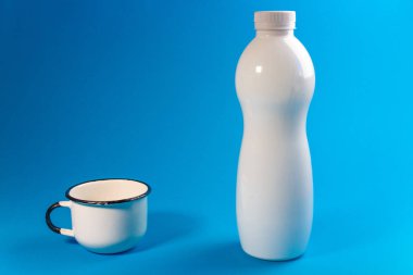 mavi zemin üzerine beyaz şişe