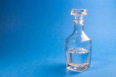 cam şişe mavi zemin üzerine sıvı ile