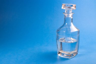 cam şişe mavi zemin üzerine sıvı ile