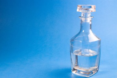 cam şişe mavi zemin üzerine sıvı ile