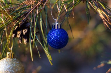 Noel top Ladin ağacı üzerinde pırıltılı, görünümü kapatın