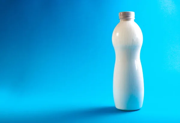 Άσπρο Μπουκάλι Μπλε Φόντο — Φωτογραφία Αρχείου