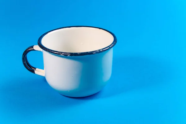 Φλιτζάνι Λευκό Μέταλλο Μπλε Φόντο Τρύγο Κύπελλο — Φωτογραφία Αρχείου