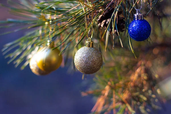 Close Van Glinsterende Kerstballen Vuren Boom — Stockfoto