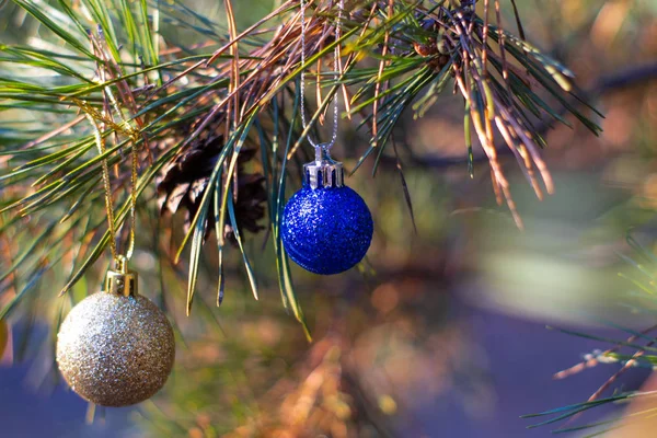 Bolas Natal Brilhantes Árvore Abeto Vista Perto — Fotografia de Stock