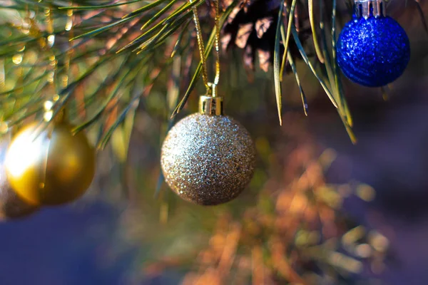 Close Van Glinsterende Kerstballen Vuren Boom — Stockfoto