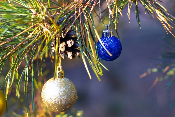 Bolas Natal Brilhantes Árvore Abeto Vista Perto — Fotografia de Stock