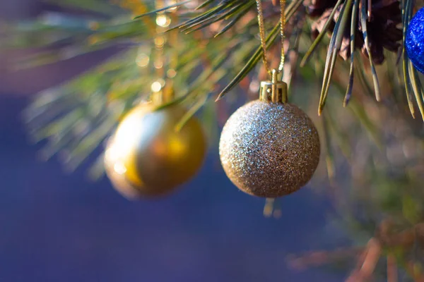 Bolas Natal Brilhantes Árvore Abeto Vista Perto — Fotografia de Stock