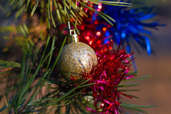 Glitzernde Weihnachtskugel Auf Fichte Nahsicht — Stockfoto