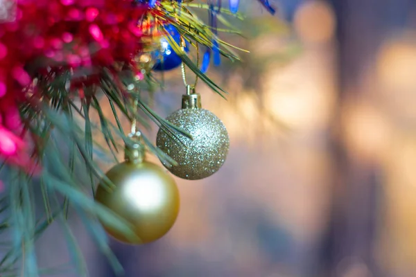 Bolas Natal Brilhantes Árvore Abeto Vista Perto — Fotografia de Stock