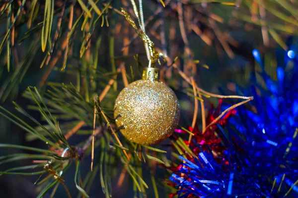 Brilhante Bola Natal Árvore Abeto Vista Perto — Fotografia de Stock