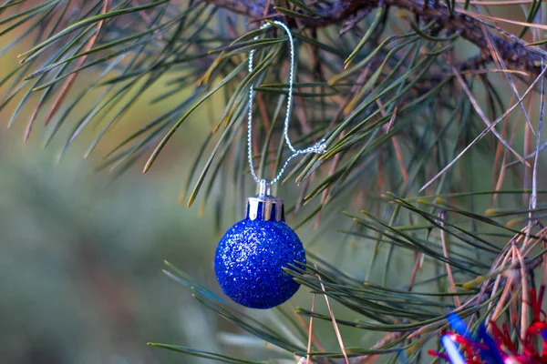 Glinsterende Kerst Bal Vuren Boom Close — Stockfoto