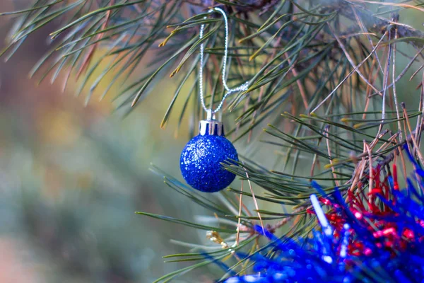 Brilhante Bola Natal Árvore Abeto Vista Perto — Fotografia de Stock