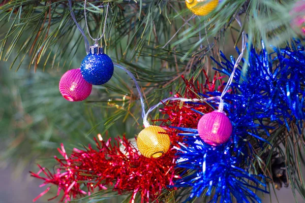 云杉树装饰与圣诞球 近距离景观 — 图库照片