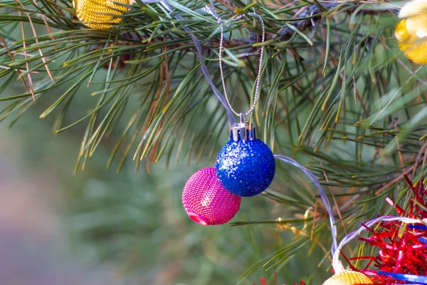 Spruce Trädet Dekorerade Med Julen Bollar Närbild Visa — Stockfoto