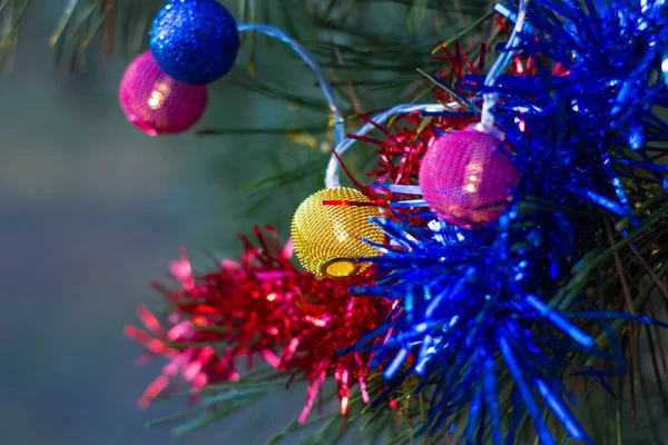 Δέντρο Έλατο Διακοσμημένο Χριστουγεννιάτικες Μπάλες Κλείνω Πάνω Θέα — Φωτογραφία Αρχείου