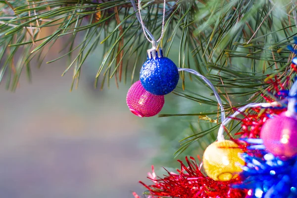 Fichte Mit Weihnachtskugeln Geschmückt Nahsicht — Stockfoto