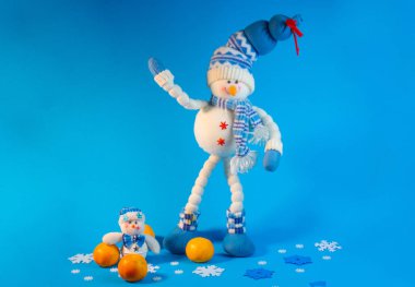 mavi bir arka plan büyük oyuncak kardan adam