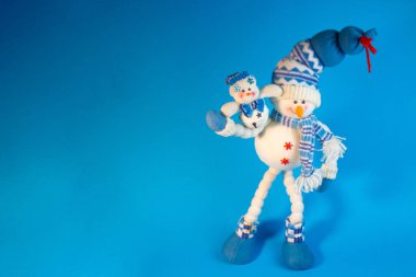 Noel oyuncaklar, mavi arka plan üzerinde şirin komik kardan adam