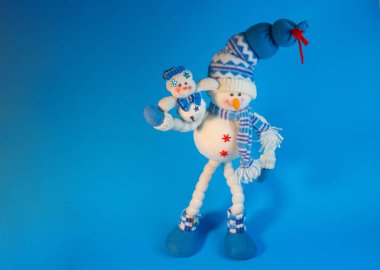 Noel oyuncaklar, mavi arka plan üzerinde şirin komik kardan adam