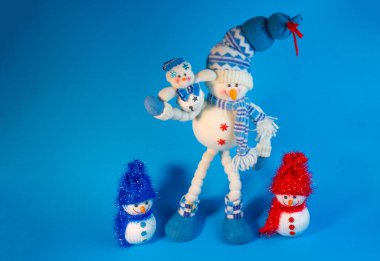 Noel oyuncaklar, mavi arka plan üzerinde şirin komik kardan adam