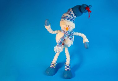 mavi bir arka plan büyük oyuncak kardan adam