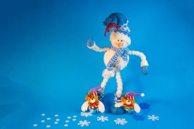 Noel oyuncaklar, mavi arka plan üzerinde sevimli kardan adam