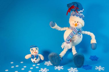 Noel oyuncaklar - mavi arka plan üzerinde sevimli kardan adam