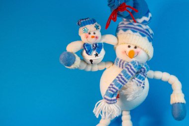 Noel oyuncaklar - mavi arka plan üzerinde sevimli kardan adam