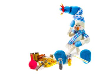 ilaç, hastalık ve soğuk konsepti ile oyuncak kardan adam