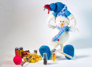 ilaç, hastalık ve soğuk konsepti ile oyuncak kardan adam