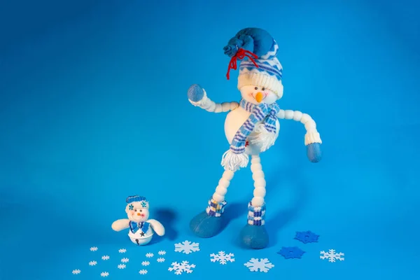 Рождественские Игрушки Милые Снеговики Синем Фоне — стоковое фото